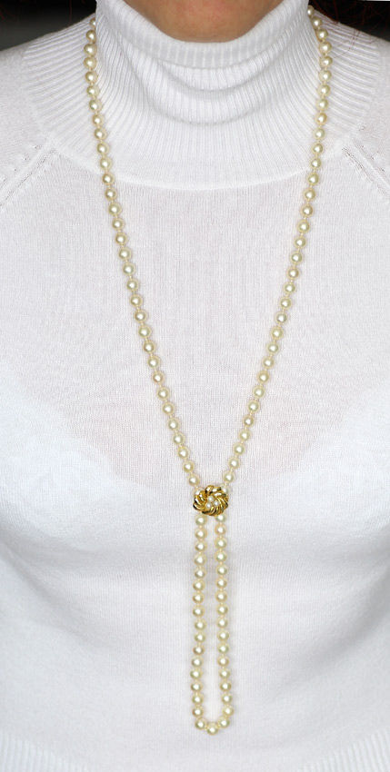 Lange Perlenkette getragen mit Perlenclip / Verkürzer